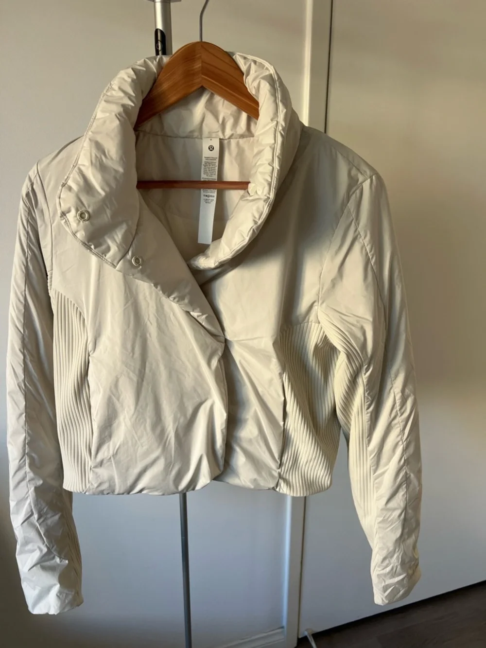 Lululemon Athletica Sleek City Cropped Jacket - Picture 4 of 12